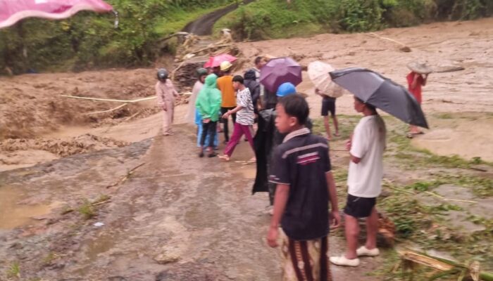 Longsor Lumpuhkan Jalan Provinsi di Nyalindung Sukabumi, Jembatan Antar Desa Ikut Terputus