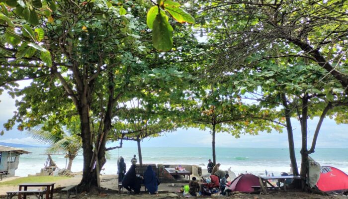 Jelang Tahun Baru, Pantai Karangpapak Sukabumi Mulai Dipadati Wisatawan