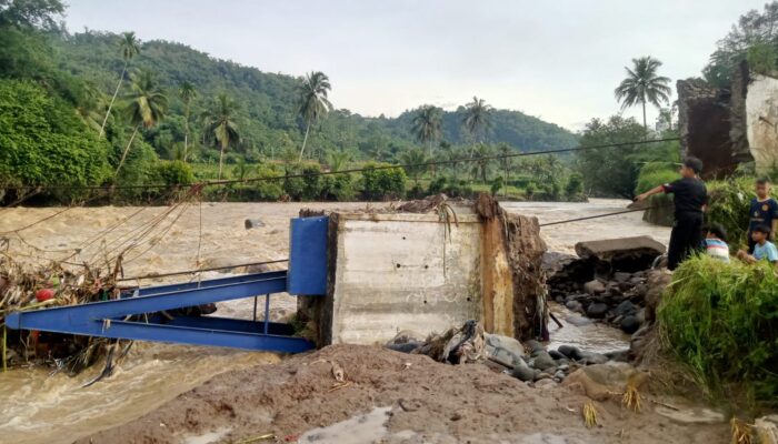 Ratusan Warga Terisolir, Jembatan Leuwidingding di Jampangtengah Sukabumi Hancur Dihantam Banjir