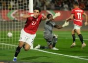 Penyerang Mesir, Omar Marmoush merayakan golnya ke gawang Zimbabwe di Piala Afrika 2025. (c) AP Photo/Mosaab Elshamy