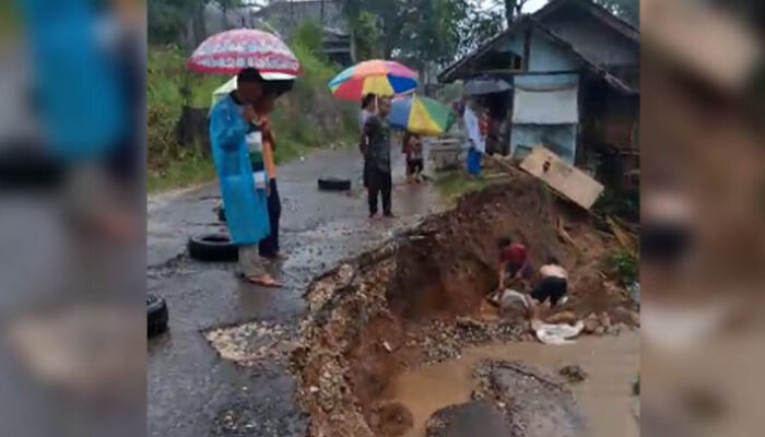 Longsor di Cibadak Sukabumi Putus Akses Jalan dan Ancam Permukiman Warga, Empat KK Mengungsi