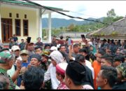 Suasana unjuk rasa warga Desa Sirnarasa di Kantor Desa Sirnarasa,Kecamatan Cikakak, Kabupaten Sukabumi. Warga menolak pembangunan proyek geothermal di Kaki Gunung Halimun.