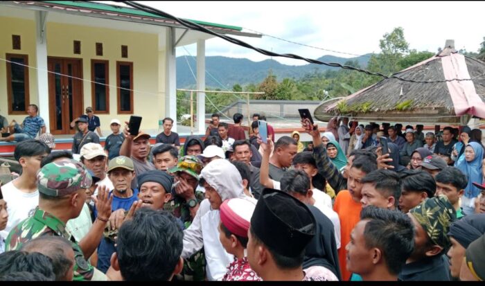 Suasana unjuk rasa warga Desa Sirnarasa di Kantor Desa Sirnarasa,Kecamatan Cikakak, Kabupaten Sukabumi. Warga menolak pembangunan proyek geothermal di Kaki Gunung Halimun.