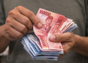 Ilustrasi seorang pria menghitung uang.