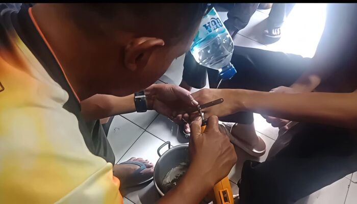 Respons Cepat Damkar Palabuhanratu, Cincin Warga Berhasil Dilepas Tanpa Cedera