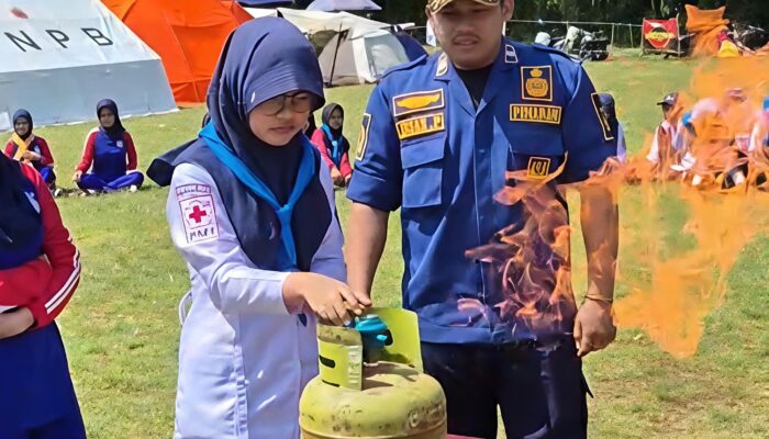Damkar Pos X Jampangkulon Edukasi Penanganan Kebakaran kepada Peserta LATGAB PMR