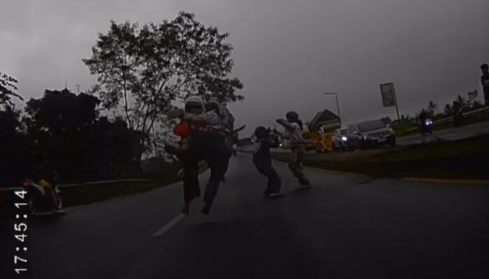 Aksi Gladiator Remaja Mengunakan Sajam Terekam Dashcam di Jalur Lingsel Sukabumi