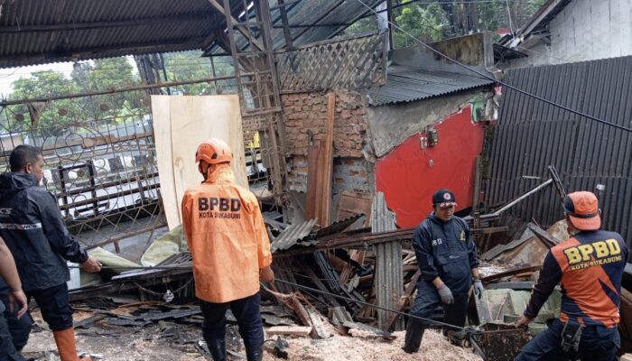 TPT Ambruk di Sukakarya Sukabumi, Bangunan Opang dan Konter HP Terdampak