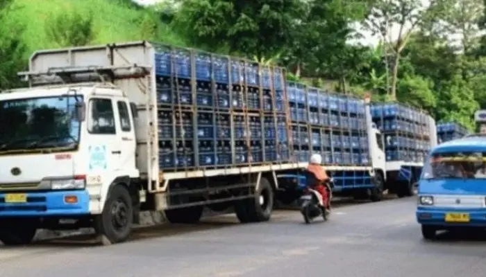Kemendagri Nilai Surat Edaran Larangan Truk AMDK di Jabar Perlu Dievaluasi