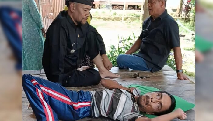 Tak Bisa Duduk dan Berdiri, Syarip Dapat Perhatian Khusus Camat Jampangkulon