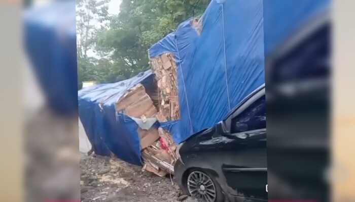 Truk Muatan Kardus Terguling di Tikungan, Minibus Xenia Ringsek di Jalur Jampangtengah–Kiaradua