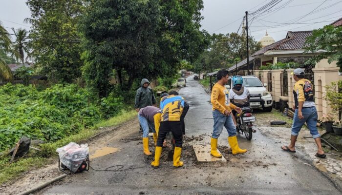 UPTD PU Jampangkulon Pasang Plat Beton di Ruas Jalan Surade–Kedaleman