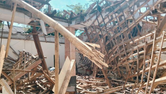 Atap Masjid Sekolah Ambruk di Jampangkulon, Diduga Akibat Bangunan Lapuk