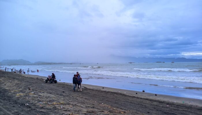 Hari Pertama 2026, Aktivitas Wisata di Pantai Palabuhanratu Terpantau Lengang