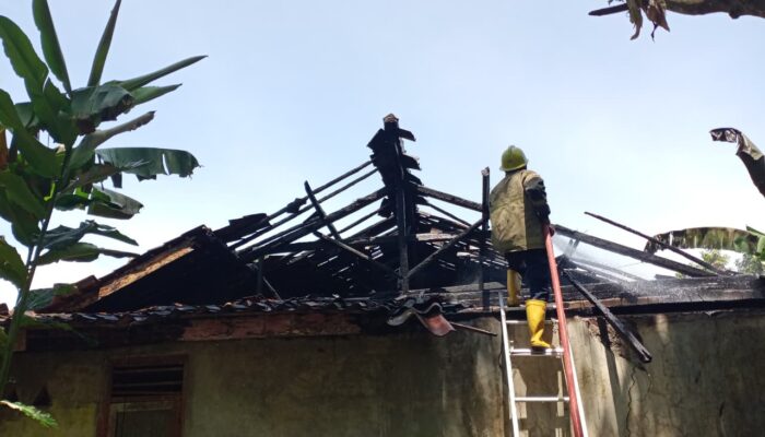 Diduga Korsleting Listrik, Rumah Warga di Desa Loji Simpenan Dilalap Api