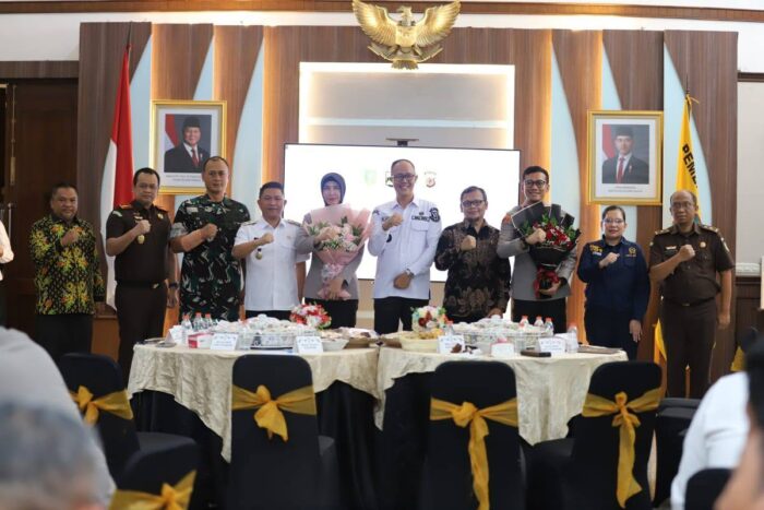 Foto bersama dalam kegiatan pisah sambut Kapolres Sukabumi Kota di Auditorium Balai Kota Sukabumi, Rabu (07/01/2026).