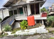 Rumah warga rusak parah akibat bencana tanah bergerak di Kampung Nyalindung, Desa Pasirsuren, Kecamatan Palabuhanratu, Kabupaten Sukabumi.