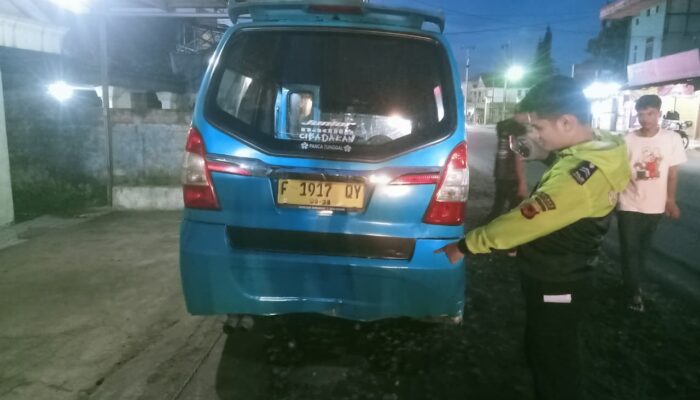 Innalillahi! Pemotor Tewas Tergilas Truk Usai Tabrak Angkot di Jalan Segog Sukabumi