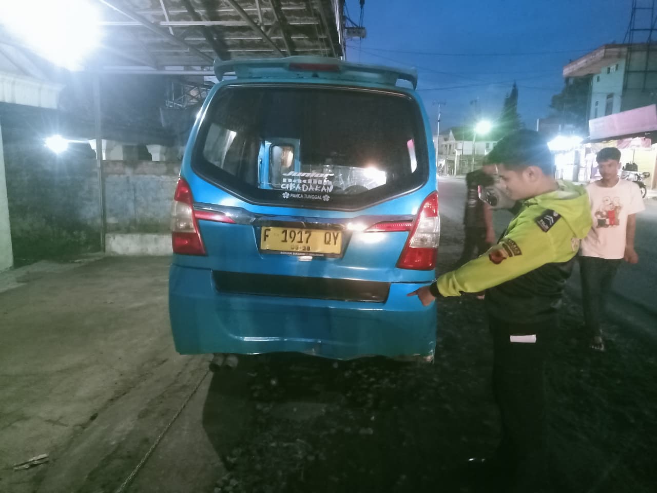 Anggota Satlantas Polres Sukabumi meninjau lokasi kecelakaan maut di Jalan Utama Sukabumi-Bogor, tepatnya di Kampung Segog, Kecamatan Cibadak, Kabupaten Sukabumi, Kamis (08/01/2026).
