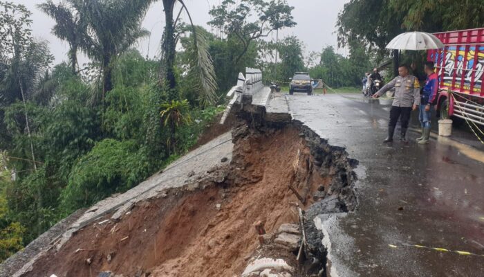TPT Jalan Provinsi Sukabumi–Sagaranten Longsor, Akses Utama ke Wilayah Selatan Terganggu