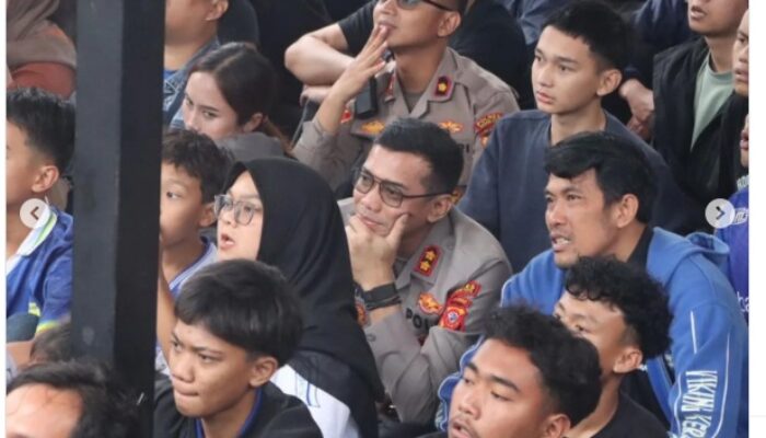 Bangun Kedekatan, Kapolres Sukabumi Kota Membaur dengan Bobotoh di Acara Nobar