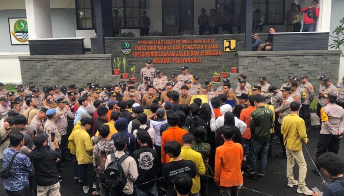 Jalan Provinsi Rusak, BEM PTNU Sukabumi Raya Demo UPTD Bina Marga