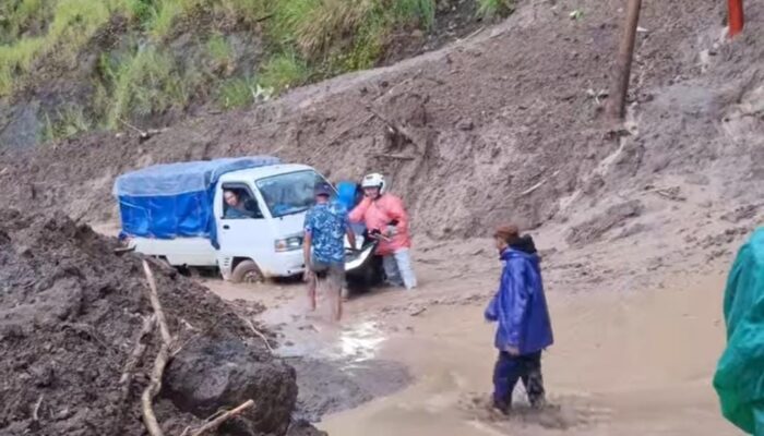 Ngeri! Pengendara Terjebak Longsor Susulan di Jalan Cimapag Simpenan Sukabumi