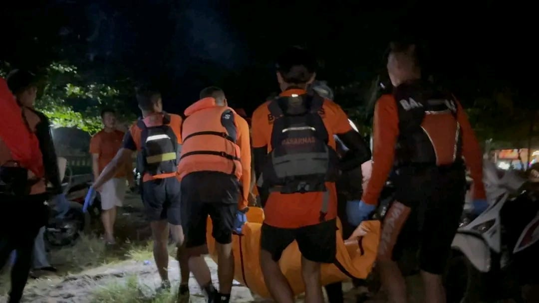 Tim SAR mengevakuasi jenazah korban terseret ombak di Cisolok, Kabupaten Sukabumi, Minggu (18/01/2026).