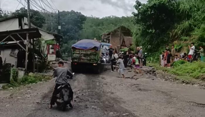 Ngeri! Kerusakan Jalan Utama Palabuhanratu di Kampung Nyalindung Makin Parah