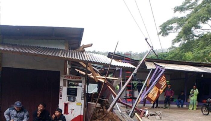 Pohon Tumbang Timpa Ruko di Desa Loji Sukabumi, Listrik Sempat Padam