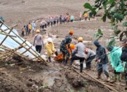 Petugas SAR gabungan mengevakuasi korban tertimbun longsor di kaki Gunung Burangrang, Bandung Barat, Jawa Barat.