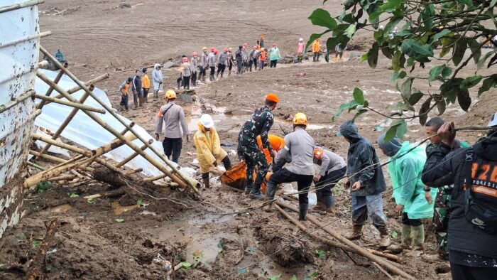 Petugas SAR gabungan mengevakuasi korban tertimbun longsor di kaki Gunung Burangrang, Bandung Barat, Jawa Barat.