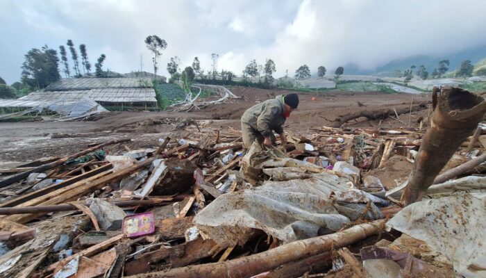 Momen Heroik Suami Selamatkan Istri dan Anak saat Longsor Besar di Bandung Barat