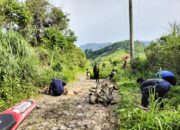 Warga Kampung Gunung Rompang, Desa Loji, Kecamatan Simpenan, Kabupaten Sukabumi memperbaiki jalan secara swadaya, Selasa (27/1/2026).