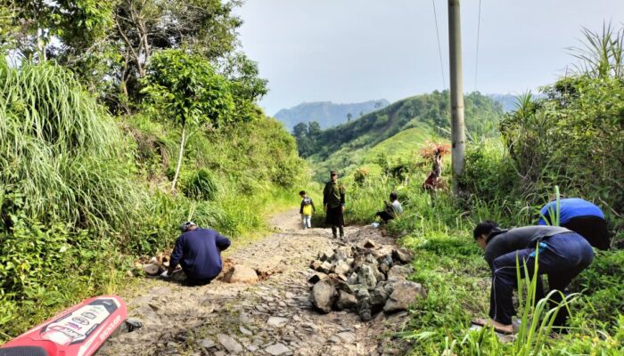 Akses Jalan Rusak Parah, Warga Loji Gotong Royong Perbaiki Jalur Lintas Desa