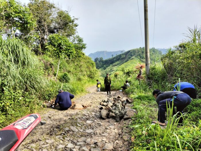 Warga Kampung Gunung Rompang, Desa Loji, Kecamatan Simpenan, Kabupaten Sukabumi memperbaiki jalan secara swadaya, Selasa (27/1/2026).