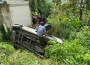 Mobil Toyota Avanza dengan nomor polisi F-1104-VB mengalami kecelakaan tunggal setelah terjun ke parit sedalam sekitar lima meter di Kampung Babakan, Kecamatan Cibadak, Kabupaten Sukabumi, Jumat (30/1/2026).