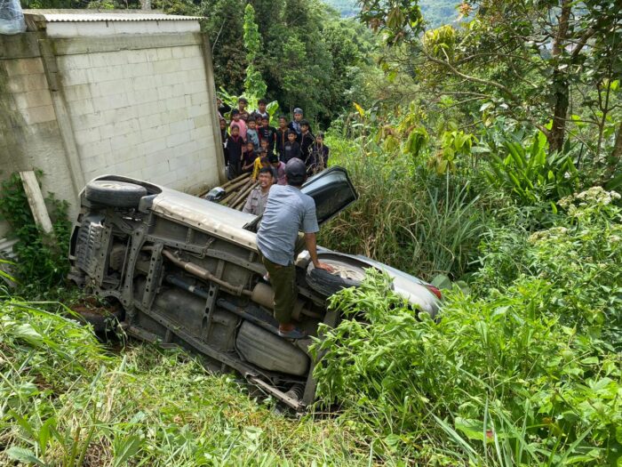 Mobil Toyota Avanza dengan nomor polisi F-1104-VB mengalami kecelakaan tunggal setelah terjun ke parit sedalam sekitar lima meter di Kampung Babakan, Kecamatan Cibadak, Kabupaten Sukabumi, Jumat (30/1/2026).