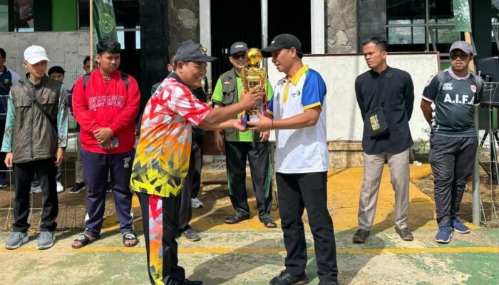 H. Usep Sponsori Turnamen Futsal Pelajar SMP/MTs di Gunungguruh