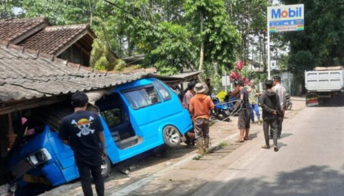 Angkot Hantam Warung Warga di Cikembar Sukabumi, Sopir Diduga Mengantuk