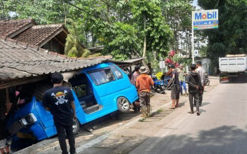 Angkutan kota jurusan Cikembar–Lembursitu menabrak rumah sekaligus warung di Cikembar, Sukabumi, Sabtu (31/1/2026).