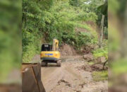 Proses evakuasi longsoran di ruas Jalan Bagbagan-Kiaradua, Sukabumi, masih berlangsung, Senin (12/1/2026).