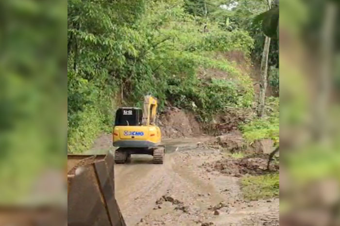 Proses evakuasi longsoran di ruas Jalan Bagbagan-Kiaradua, Sukabumi, masih berlangsung, Senin (12/1/2026).