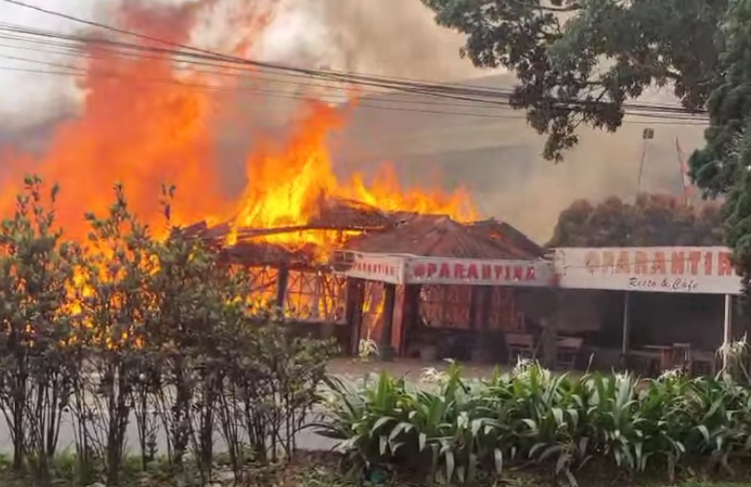 Kebakaran Rumah Makan Parantina yang berlokasi di Jalan Lingkar Selatan, Kota Sukabumi, pada Selasa, 27 Januari 2026.