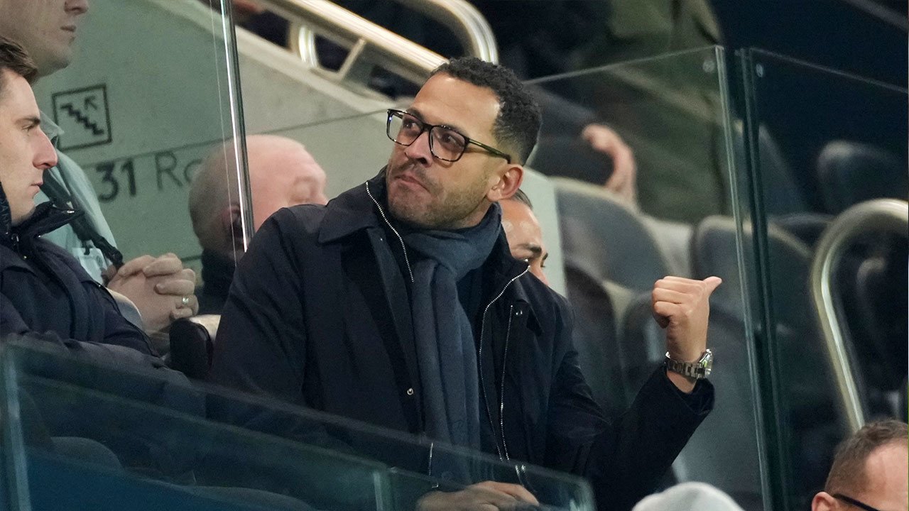 Pelatih Chelsea, Liam Rosenior. (c) AP Photo/Dave Shopland