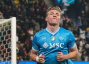 Selebrasi Rasmus Hojlund dalam laga Supercoppa Italiana antara Napoli vs AC Milan, Jumat (19/12/2025). (c) AP Photo/Altaf Qadri