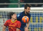 Pemain Lecce, Omri Gandelman (kiri), berebut bola dengan pemain Inter Milan, Francesco Acerbi, dalam pertandingan Serie A, Kamis (15/1/2026). (c) AP Photo/Luca Bruno