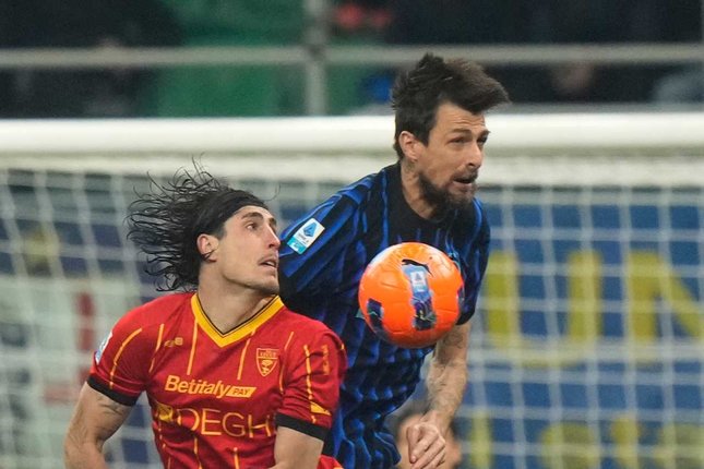 Pemain Lecce, Omri Gandelman (kiri), berebut bola dengan pemain Inter Milan, Francesco Acerbi, dalam pertandingan Serie A, Kamis (15/1/2026). (c) AP Photo/Luca Bruno