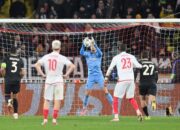 Kiper Juventus Mattia Perin (tengah) menangkap bola pada laga fase liga Liga Champions antara Monaco vs Juventus di Monaco, Rabu, 28 Januari 2026 (c) AP Photo/Philippe Magoni
