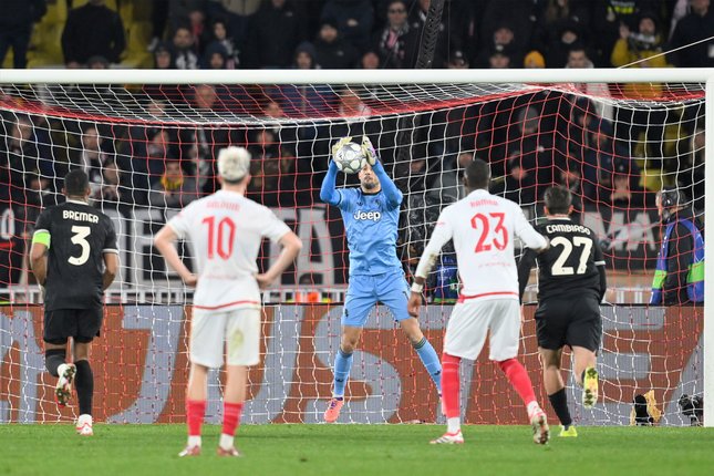 Kiper Juventus Mattia Perin (tengah) menangkap bola pada laga fase liga Liga Champions antara Monaco vs Juventus di Monaco, Rabu, 28 Januari 2026 (c) AP Photo/Philippe Magoni